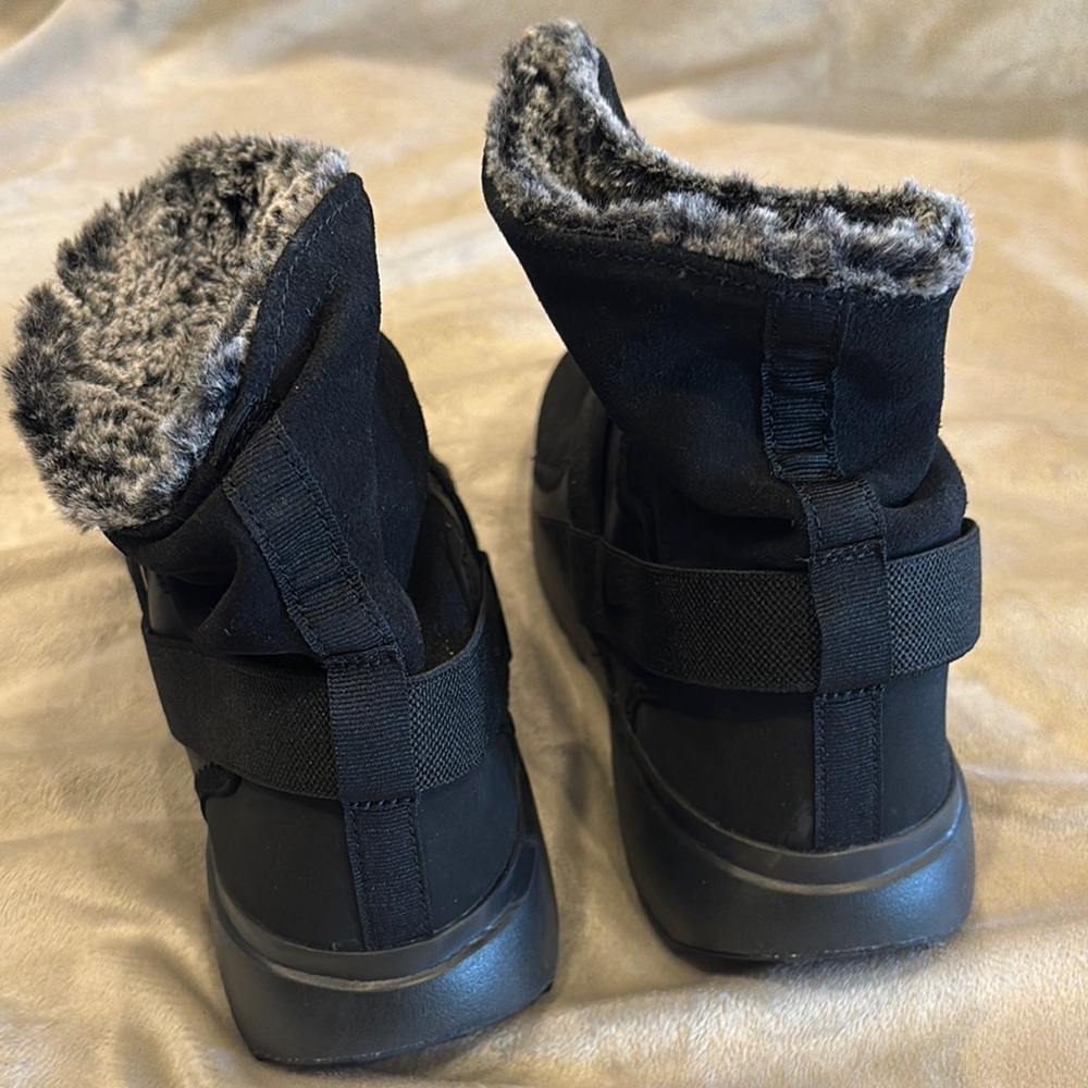 Nike Black Winter Boots with Plush Lining - Picture 5 of 8